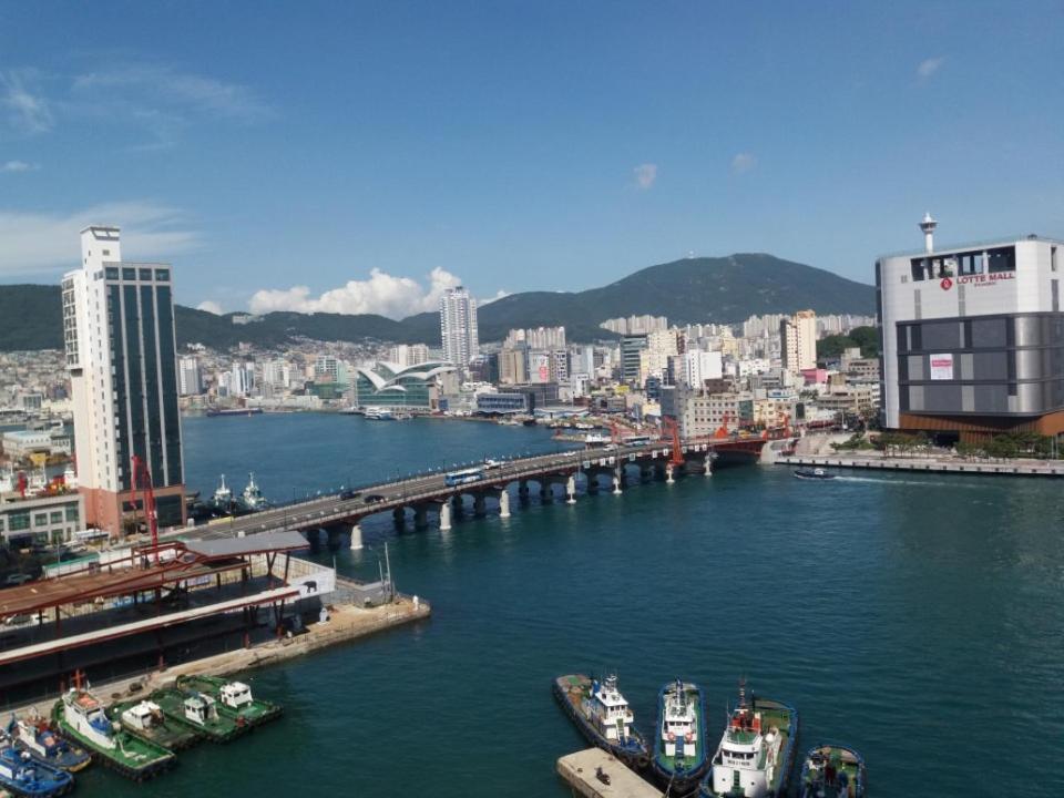 Silk Road Hostel Busan Bagian luar foto