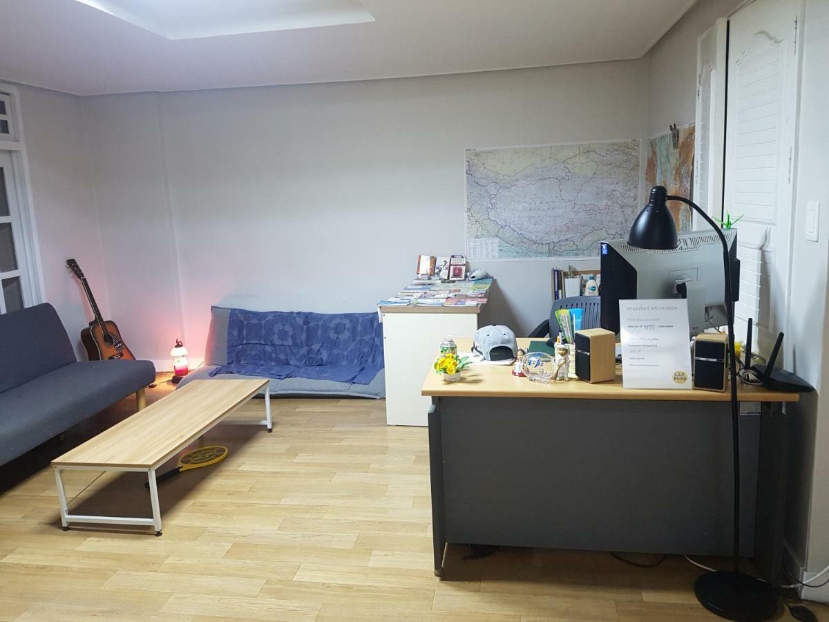 Silk Road Hostel Busan Bagian luar foto